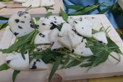 formaggio di capra con olive nere